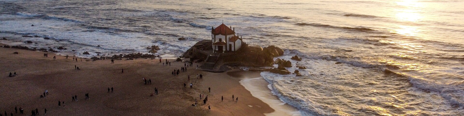 Vista aérea de drone sobre a Capela do Senhor da Pedra na praia de Miramar, Gulpilhares, Vila Nova de Gaia - Portugal