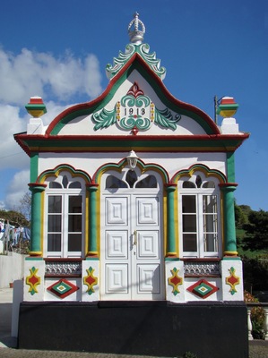 #culture #Azores #portugal #imperio #ilhaterceira #Acores
Impérios da Ilha Terceira - Açores
As Festas do Espírito Santo estão presentes em todo o arquipélago dos Açores. São, no entanto, particularmente marcantes na Ilha Terceira. Este culto é celebrado no Domingo de Pentecostes e no Domingo da Trindade, que são, respectivamente o sétimo e oitavo domingos depois da Páscoa. As cerimônias se realizam em pequenas capelas chamadas de Impérios. A arquitetura dos Impérios varia desde uma capela simples até capelas vistosamente coloridas e ornamentadas. Na Ilha Terceira, quase todos os Impérios têm no topo a coroa imperial encimada por uma pomba representando o Espírito Santo.
Estive na Ilha Terceira durante dois dias. Com pouco tempo e condições atmosféricas nem sempre favoráveis consegui fotografar 21 dos 72 Impérios que existem na ilha.
Empires of Terceira Island - Azores
The Feasts of the Holy Spirit are present throughout the archipelago of the Azores. They are, however, particularly striking on Terceira Island. This worship is celebrated on Pentecost Sunday and Trinity Sunday, which are respectively the seventh and eighth Sundays after Easter. The ceremonies take place in small chapels called Empires. The architecture of the empires ranges from a simple chapel to visually colorful and ornate chapels. In Terceira Island, almost all the Empires have at the top the imperial crown surmounted by a dove representing the Holy Spirit.
I was on Terceira Island for two days. With little time and atmospheric conditions not always favorable I was able to photograph 21 of the 72 Empires that exist on the island.