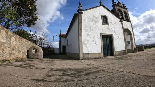 Last weekend I cycled by one the unique monuments of the Portuguese Way of St. jamos to Santiago de Compostela.
It is the "Pedra Furada" AKA the Stone with the Hole 😎 it is not from Barcelos.
Just after this within 1 kilometers there is a really nice small restaurante with tons of decoration related to the pilgrimage to Santiago.
#church #pilgrimage #portugal #milestone