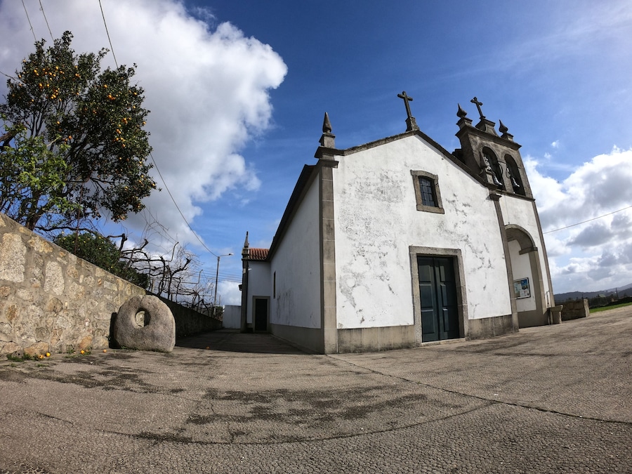Last weekend I cycled by one the unique monuments of the Portuguese Way of St. jamos to Santiago de Compostela.
It is the "Pedra Furada" AKA the Stone with the Hole 😎 it is not from Barcelos.
Just after this within 1 kilometers there is a really nice small restaurante with tons of decoration related to the pilgrimage to Santiago.
#church #pilgrimage #portugal #milestone