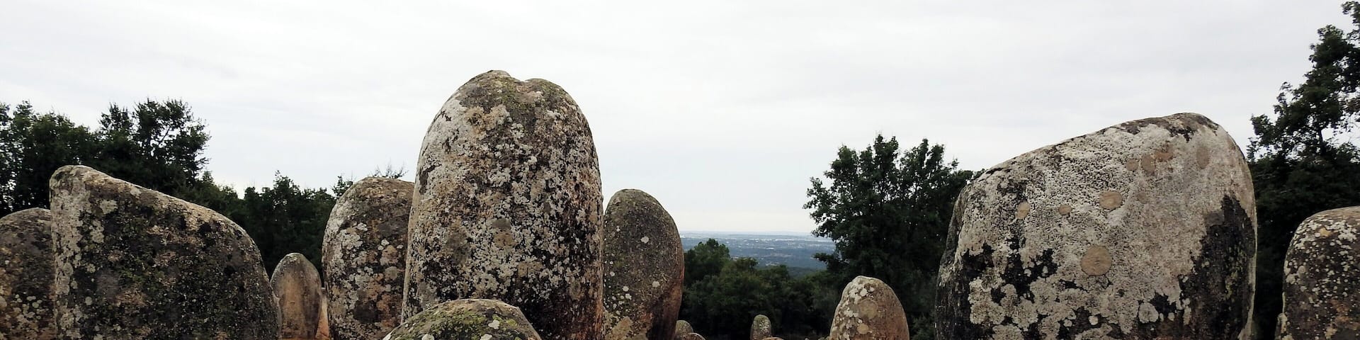 #almendres #portugal #menhirs #monolith #monolito #menires
O Recinto Megalítico dos Almendres é basicamente um conjunto pré-histórico de 95 monólitos distribuídos em círculo. É um dos monumentos megalíticos mais importantes da Europa. Alguns menires apresentam figuras antropomórficas, outros o sol e outros uma face humana.
The Almendres Megalithic Enclosure is basically a prehistoric set of 95 monoliths distributed in a circle. It is one of the most important megalithic monuments in Europe. Some menhirs present anthropomorphic figures, others the sun and others a human face.