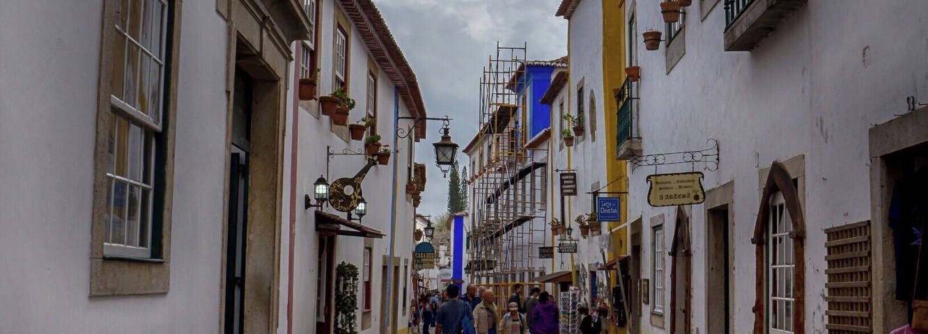 Óbidos is a Portuguese town in the district of Leiria, in the Centre Portuguese region and close to the Atlantic Ocean coast. The name Óbidos comes from the Latin “oppidum”, which means “fortified city”. Definitely a "must see destination" on your next trip to this surprising country.
Find more here http://bit.ly/1NjgnA5