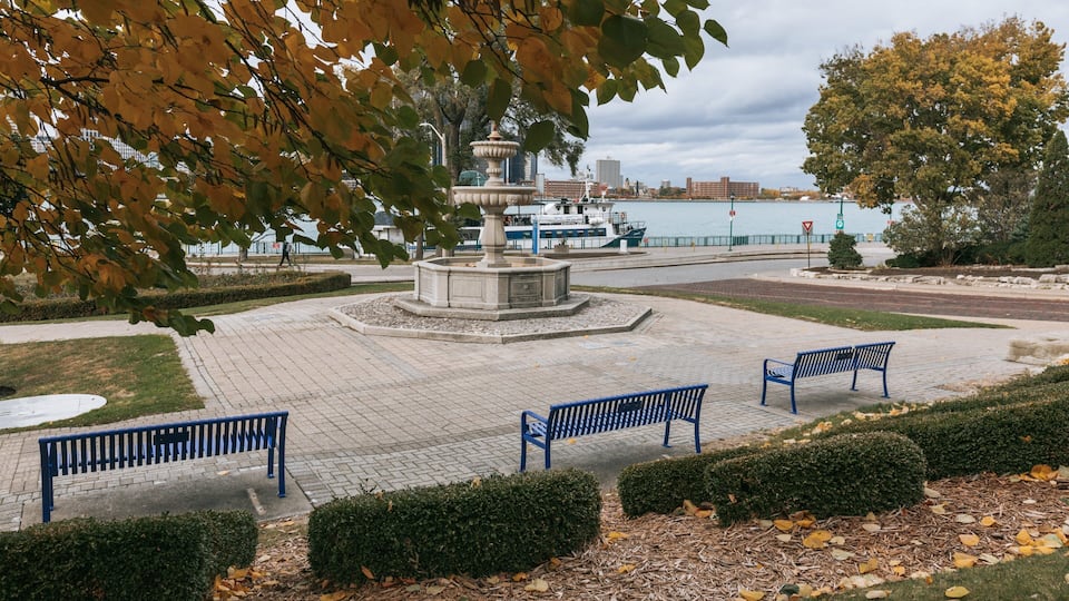 Windsor Riverfront which includes a fountain, fall colors and a garden