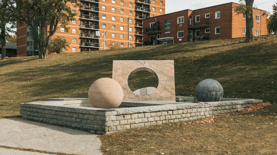 Windsor Riverfront showing a park and outdoor art
