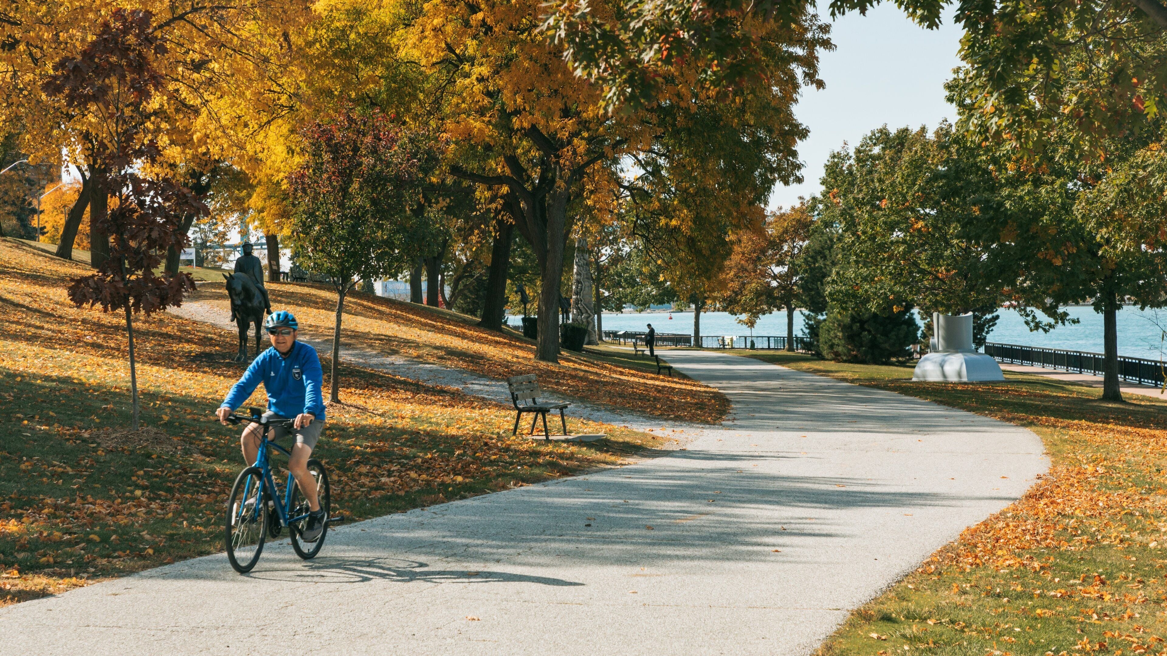 Windsor Riverfront which includes autumn leaves, cycling and a garden