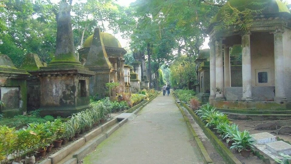 Opened in 1767, The South Park Street Cemetery in Kolkata, India, was one of the earliest non-church cemeteries in the world. Just down the road from Mother Teresa's Missionaries of Charity, it's a nice stop for anyone interested in history and/or Gothic cemeteries. #LocalSecrets