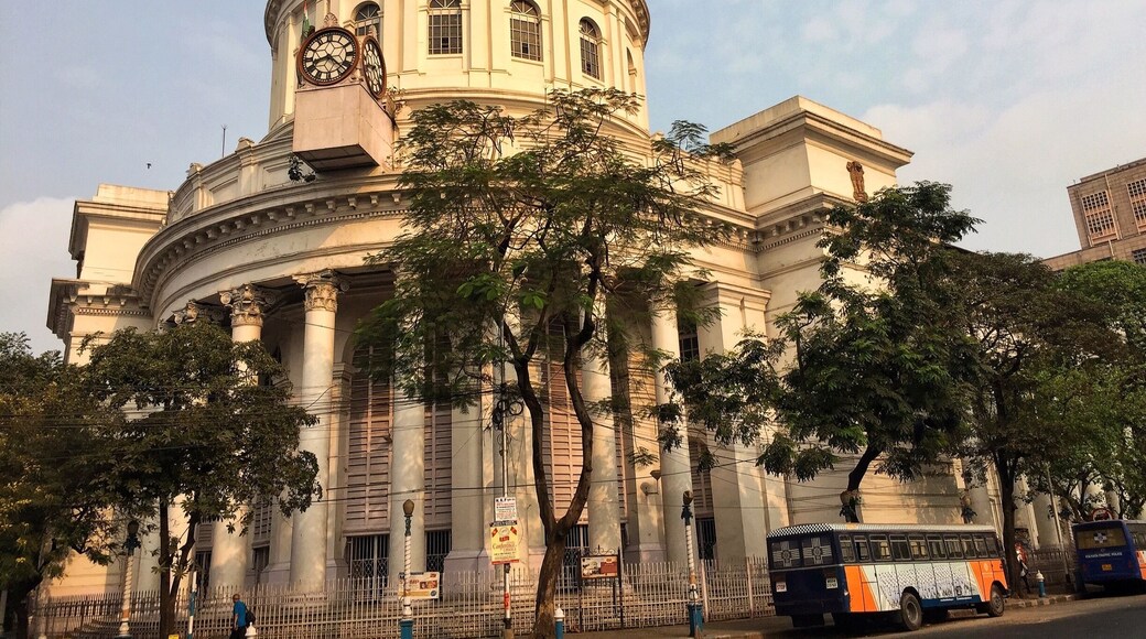 Built in 1864, Calcutta General Post office (or GPO as it is popularly known), is a landmark in central business district, with its high doomed roof over a huge rotunda at the corner and a set of Ionian-Corinthian pillars along the corridors on adjacent sides. Along the east wall, almost at the north end of the GPO is a brass line which marks off the site of the old fort destroyed by Nawab Siraj-ud-daula when he attacked the British settlement in 1756. #stunningstructures