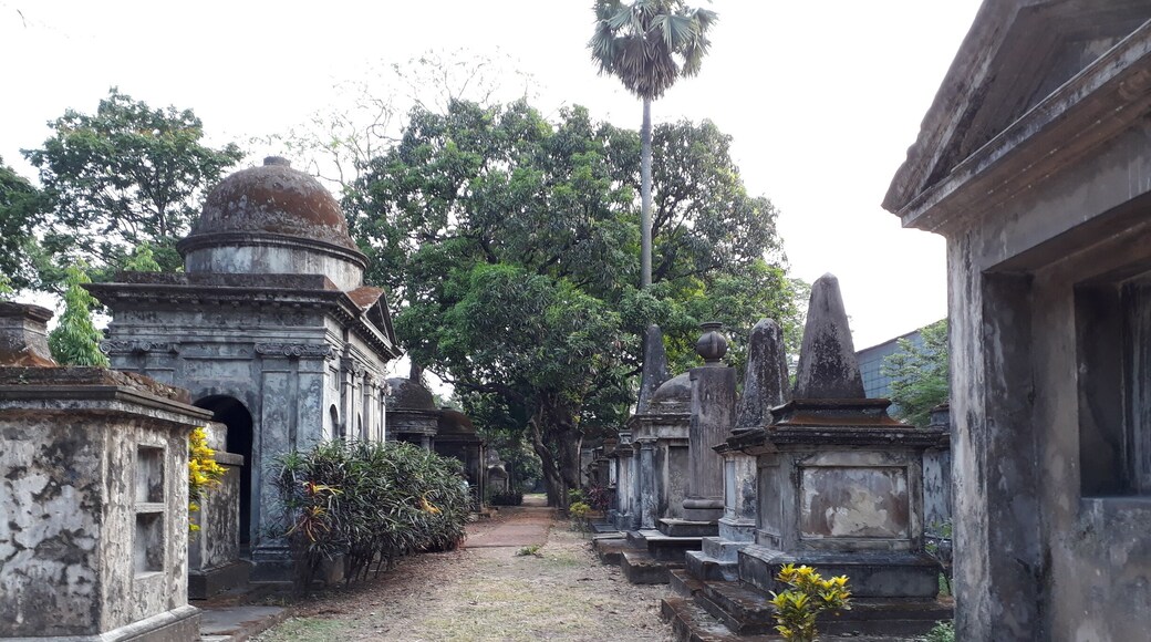 It's a one of the heritage place of Kolkata.
Peoples comes here to find some memories.
And in bengal it's call feluda's cemetery..