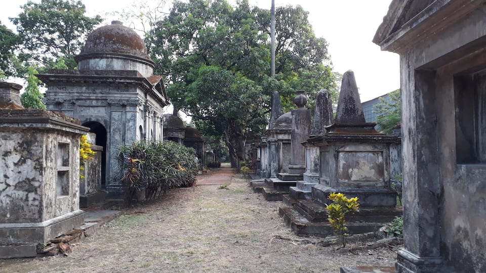 It's a one of the heritage place of Kolkata.
Peoples comes here to find some memories.
And in bengal it's call feluda's cemetery..