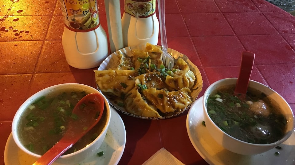 A smaller franchise of Pou Chong, Terreti Bazaar #kolkata, Ming Dimsums now offers amazing momos, bao, soups, and much more. A street-side stall and extremely affordable. We ordered the #panfriedchickenmomoswithschezwansauce and #fishporkmushroomballswithhotsoup for a total of INR270 😱