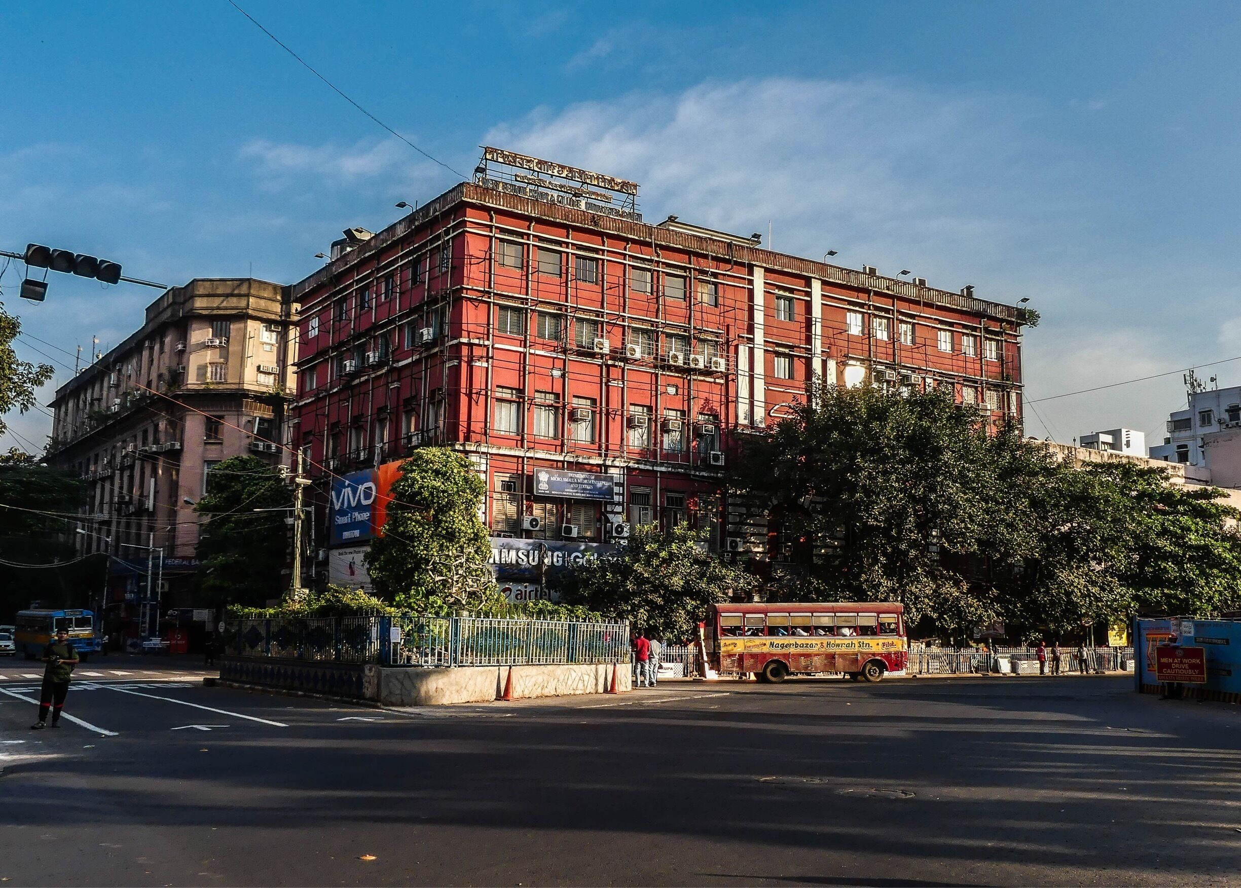 Against blue skies green surroundings, #red and its variants is what makes Kolkata stand out 