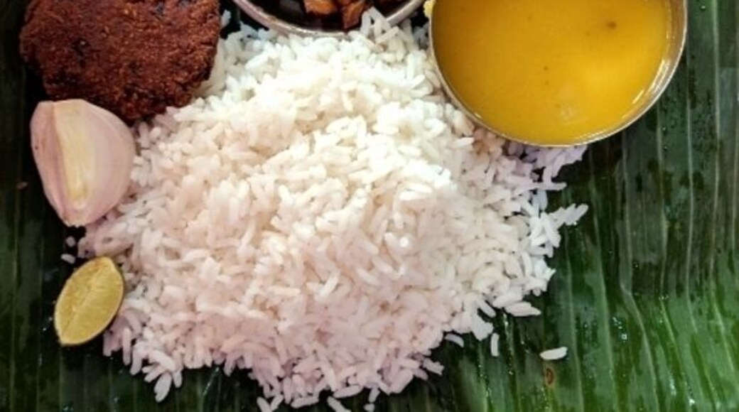 Most of these eateries started flourishing about a century ago when the menfolk used to work in Kolkata city and their families were staying in the towns and villages. To have home-styled food, these low priced places strated operating. Today also they serve hundreds of people in a day with some Bengali meals like rice, lentil, one vegetable.oreparatiom and some fried items which costs something between RS 40- RS 70 #GoodEats #kolkata