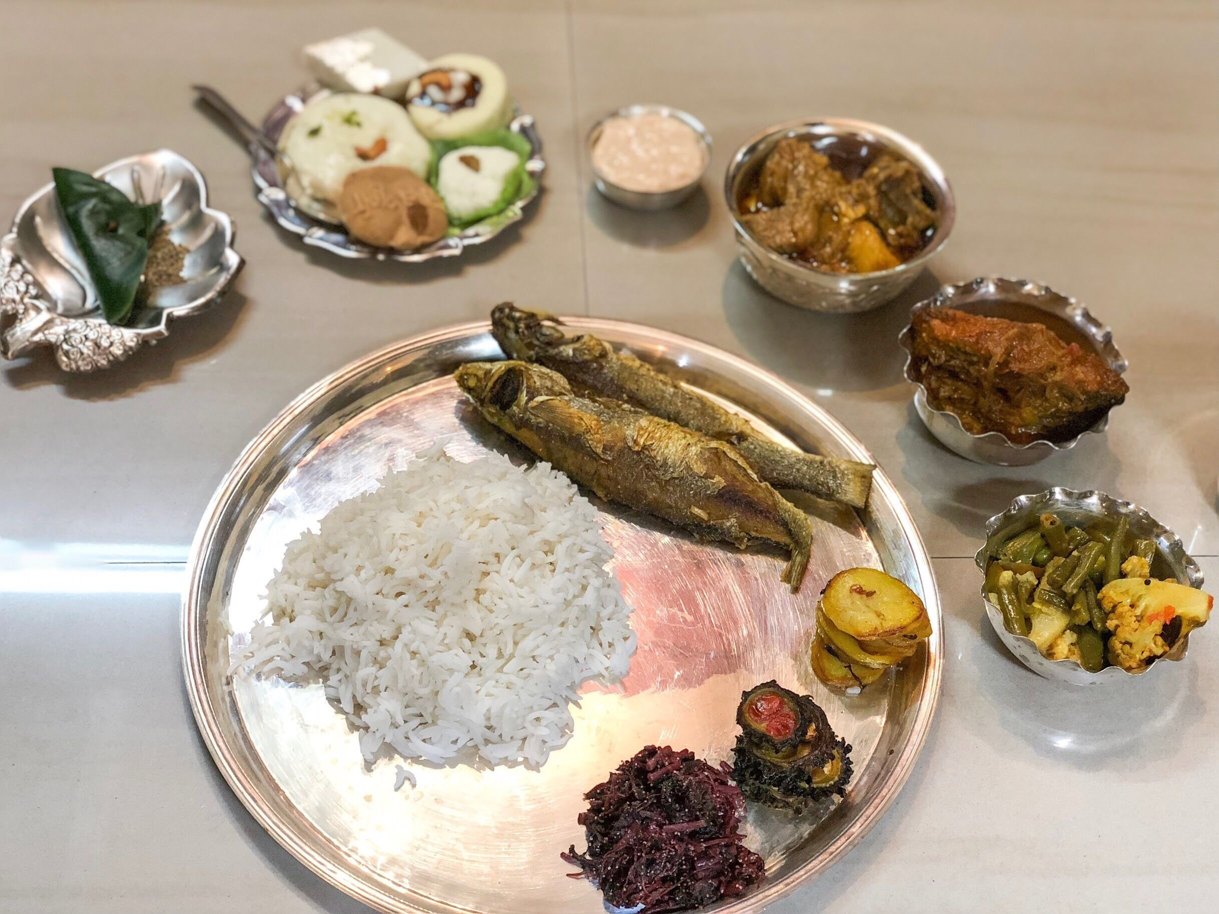 Honestly, no matter how much I enjoy exploring the world cuisine, I am proud to be a Bengali when it comes to my Food habits. Our tastebuds are meant for some delicious recipes on earth quintessential to a regular Bengali Home. We Bengalis have big appetite for a platter which typically has 5-7 types of starters to Main course to 5 types of Desserts. The reason why we have more number or occasions than the days in a year, as it is said in Bengali, Baro(12) mashe(months) Tero (13) parbon(rituals). 😂 Now there are two types of Bengalis and we have our own share of kinds of recipes. People from East Bengal, aka Bangladesh who migrated to Indian side of Bengal(West Bengal in India) are called Bangals and I was born in West Bengal, hence I am a Ghoti! There has always existed a Cold War between Bangals and Ghotis as to who makes the best of ‘Chingri Malaikari or Ilish Bhapa. Despite everything , we forget all our inside wars once the food platter is in front.One thing is for sure, if not for the Bangals we wouldn’t have gotten the Chingri Malaikari and Ilish Recipes. This is a platter prepared by my Mother-In-Law during one of the rituals when I was on vacation to Home during the festivities, last month. Isn’t it gorgeous?! 😍 Happy Tummy! 😋#GoodEats