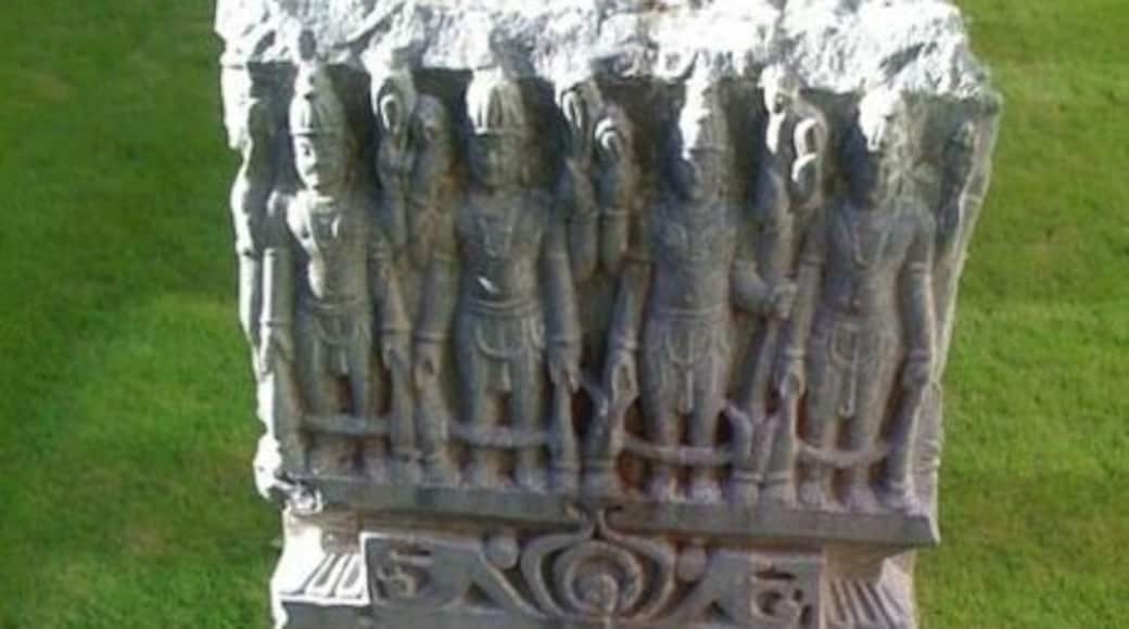 #instone
Found this intricately carved pedestal made of stone as I was walking through the gardens after breakfast.