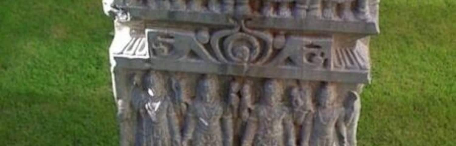 #instone 
Found this intricately carved pedestal made of stone as I was walking through the gardens after breakfast.