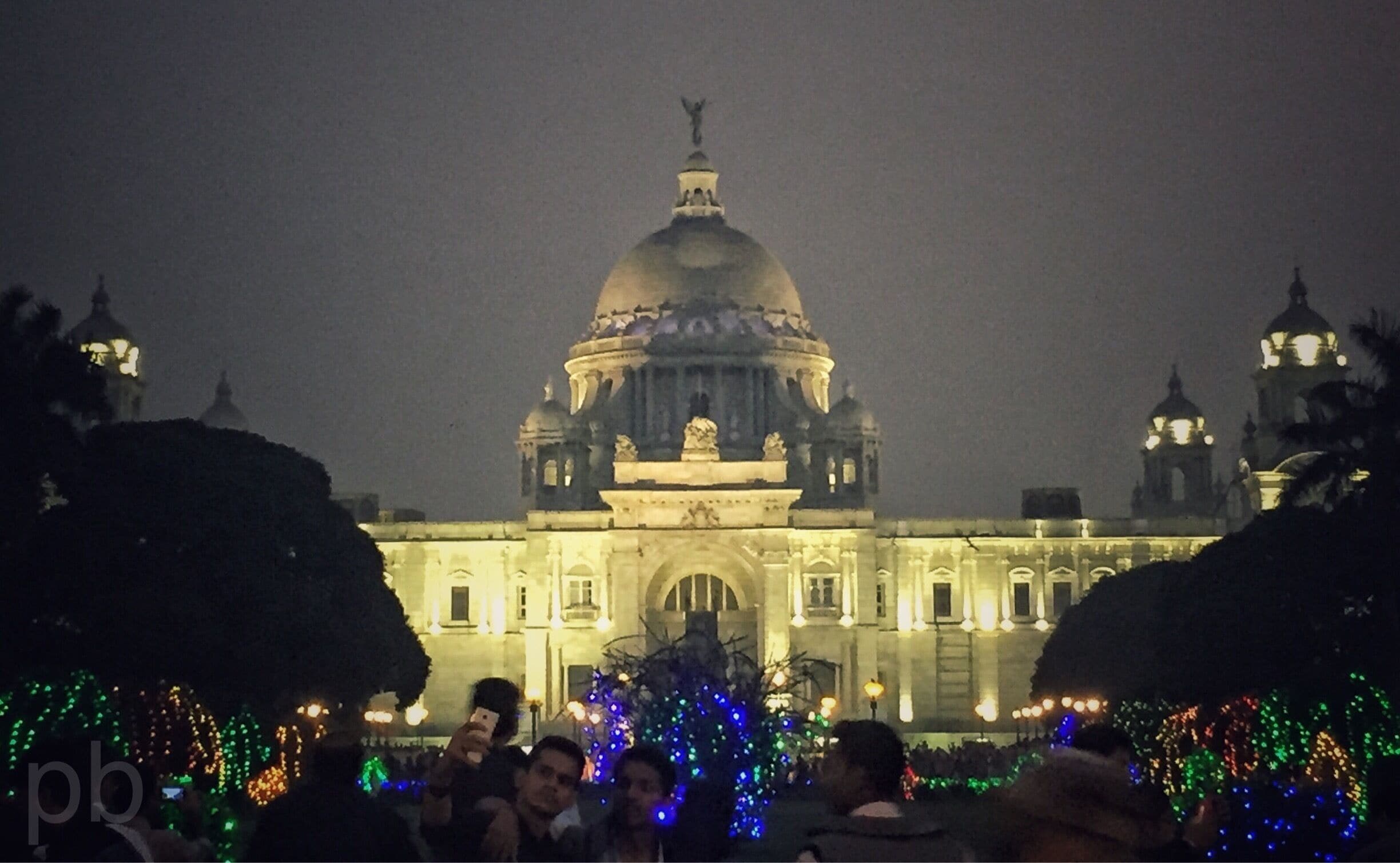 #Victoria #Memorial, one of the most popular #landmarks of #Kolkata, was built from 1906 to 1921 as a memorial for #Queen Victoria at the initiative of #George #Curzon. There is a lot of similarity of design with #Tajmahal. It is built of of the same white #Makrana marble, and is a memorial to an empress. It's dome, four subsidiaries, octagonal domed chattris, high portals, terrace, and domed corner towers are all very similar to Taj Mahal. The garden is a pleasant and beautiful place to spend time spread across 64 acres. It is located in the most beautiful and historical part of Kolkata. #india #history #indiatravelblog #westbengal #lonelyplanetindia #natgeo #discovery #kolkatadiaries