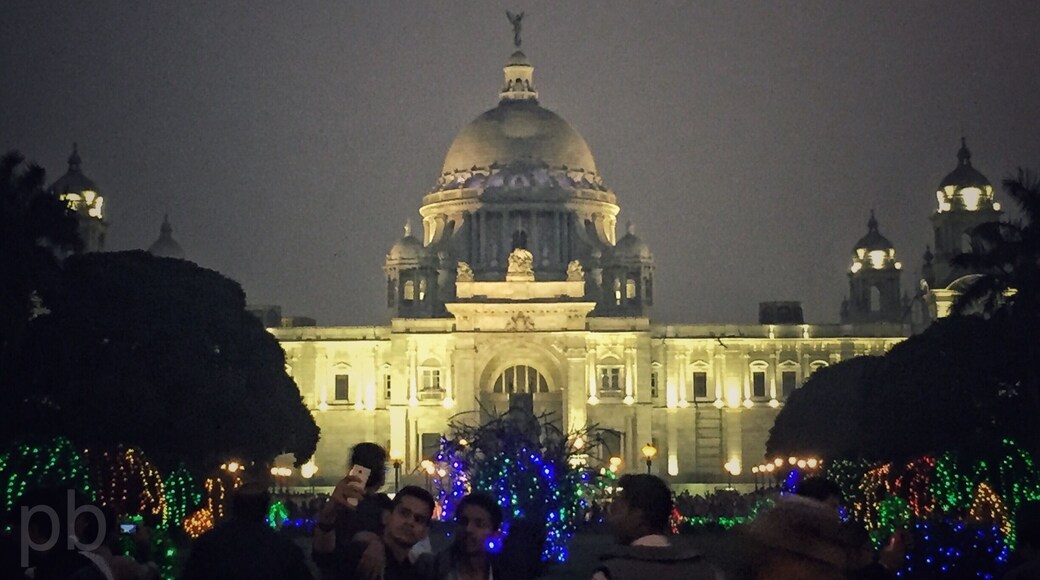 #Victoria #Memorial, one of the most popular #landmarks of #Kolkata, was built from 1906 to 1921 as a memorial for #Queen Victoria at the initiative of #George #Curzon. There is a lot of similarity of design with #Tajmahal. It is built of of the same white #Makrana marble, and is a memorial to an empress. It's dome, four subsidiaries, octagonal domed chattris, high portals, terrace, and domed corner towers are all very similar to Taj Mahal. The garden is a pleasant and beautiful place to spend time spread across 64 acres. It is located in the most beautiful and historical part of Kolkata. #india #history #indiatravelblog #westbengal #lonelyplanetindia #natgeo #discovery #kolkatadiaries