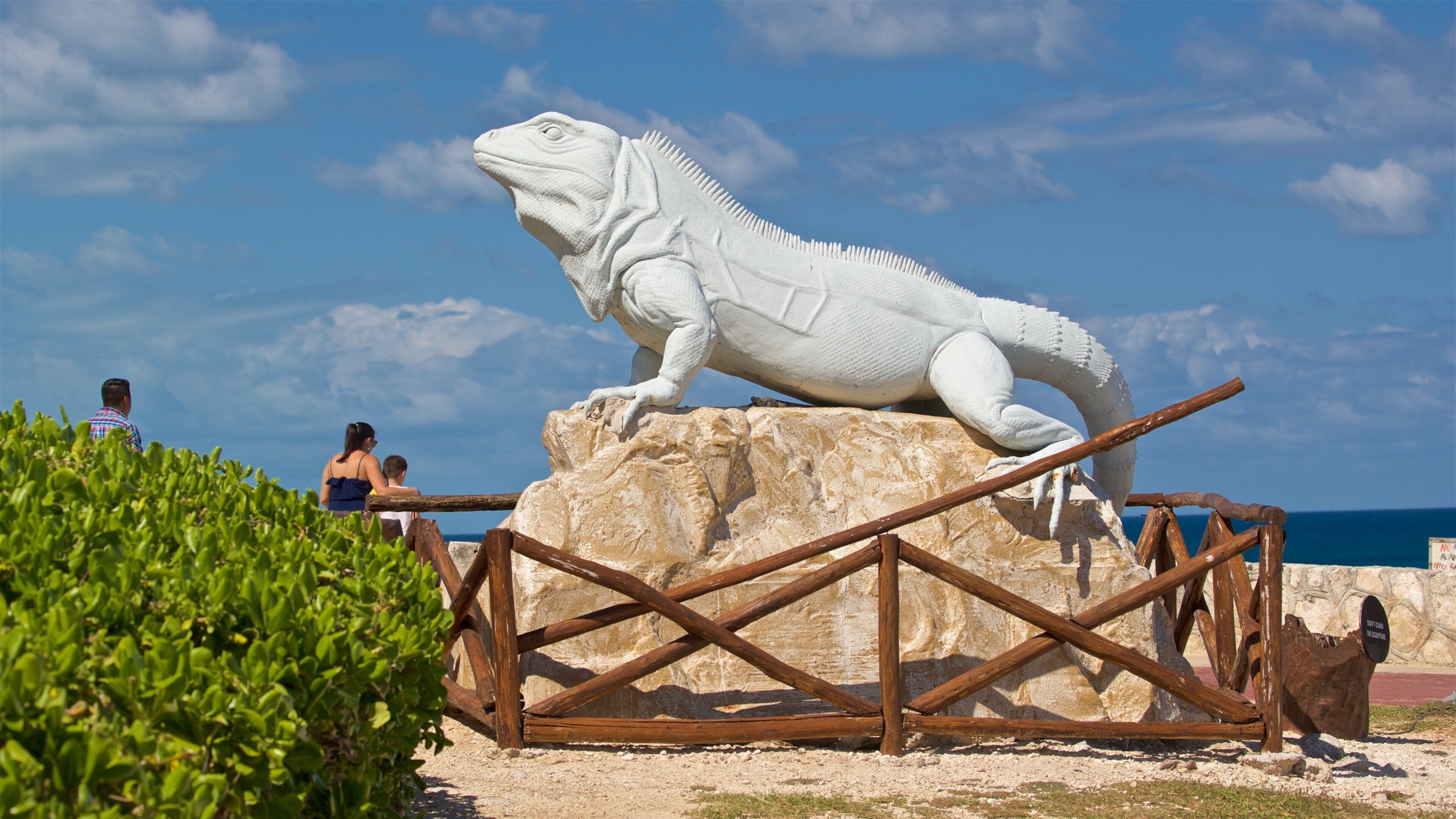 Isla Mujeres showing outdoor art