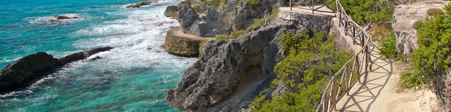 Isla Mujeres caracterizando paisagens litorâneas e litoral rochoso