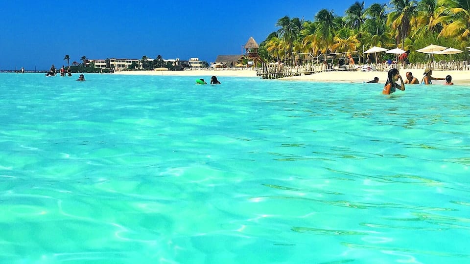 Dreaming of being back here at Isla Mujeres this morning! Have an awesome week everyone! ☀️🌴🐠🐟😀
#Mexico #islamujeres