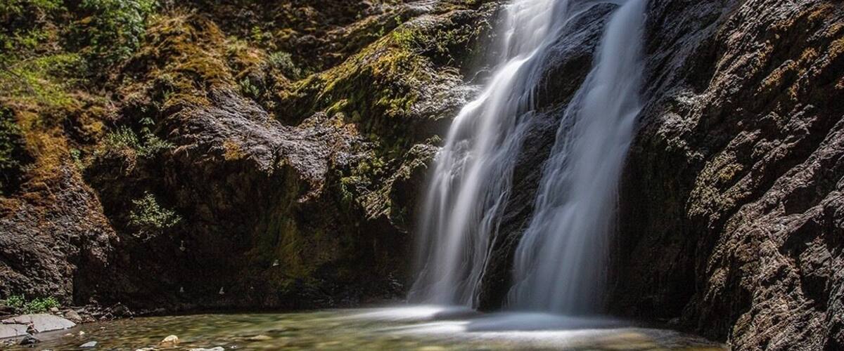 Short 1.5 miles to the falls. Take the 3rd left trail. Can be crowded at times but if you patient the people leave.