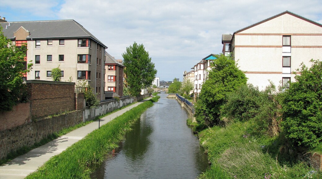 Facing east from the bridge on Yeaman Place
