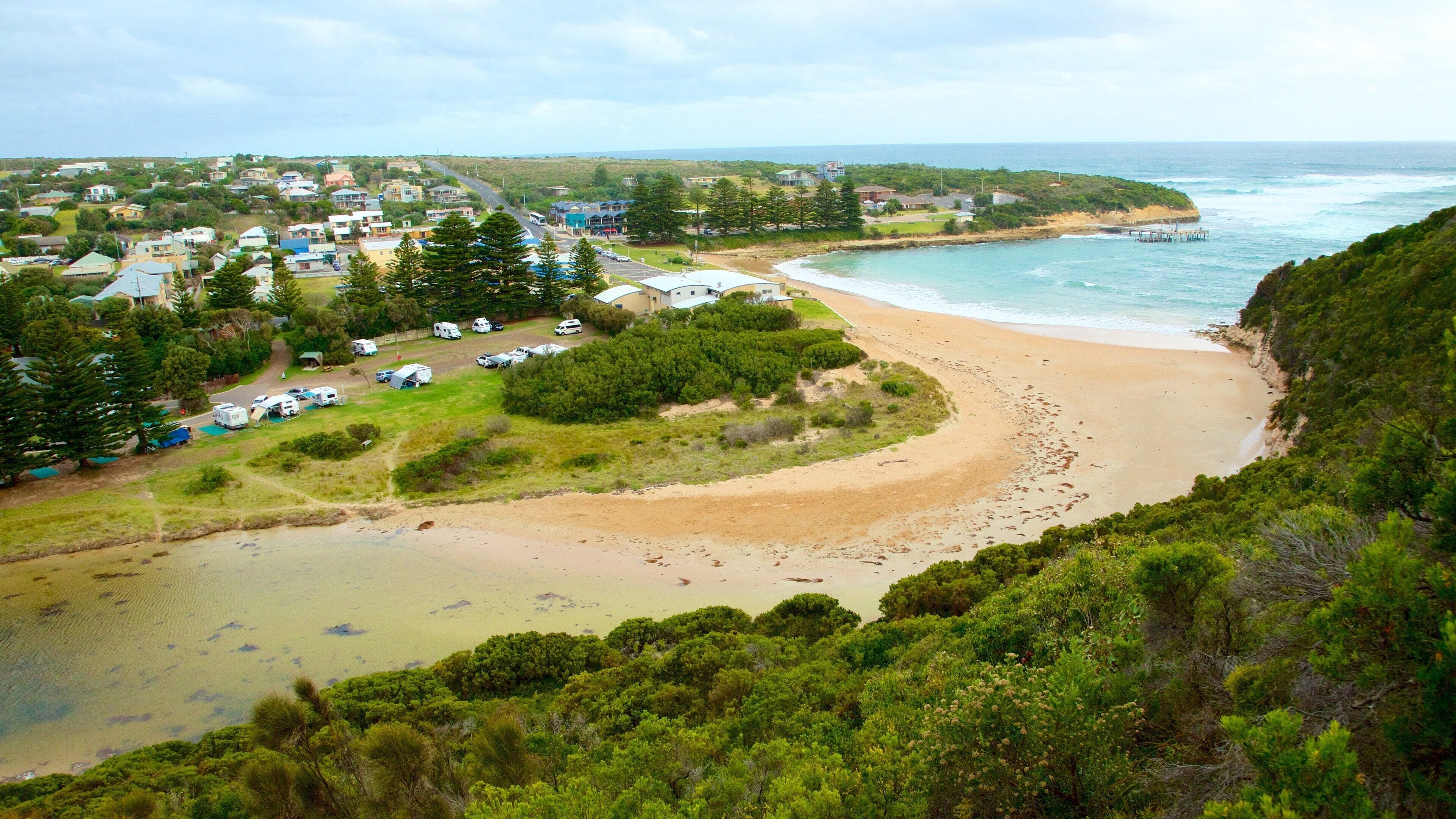 Port Campbell mit einem Küstenort und Landschaften
