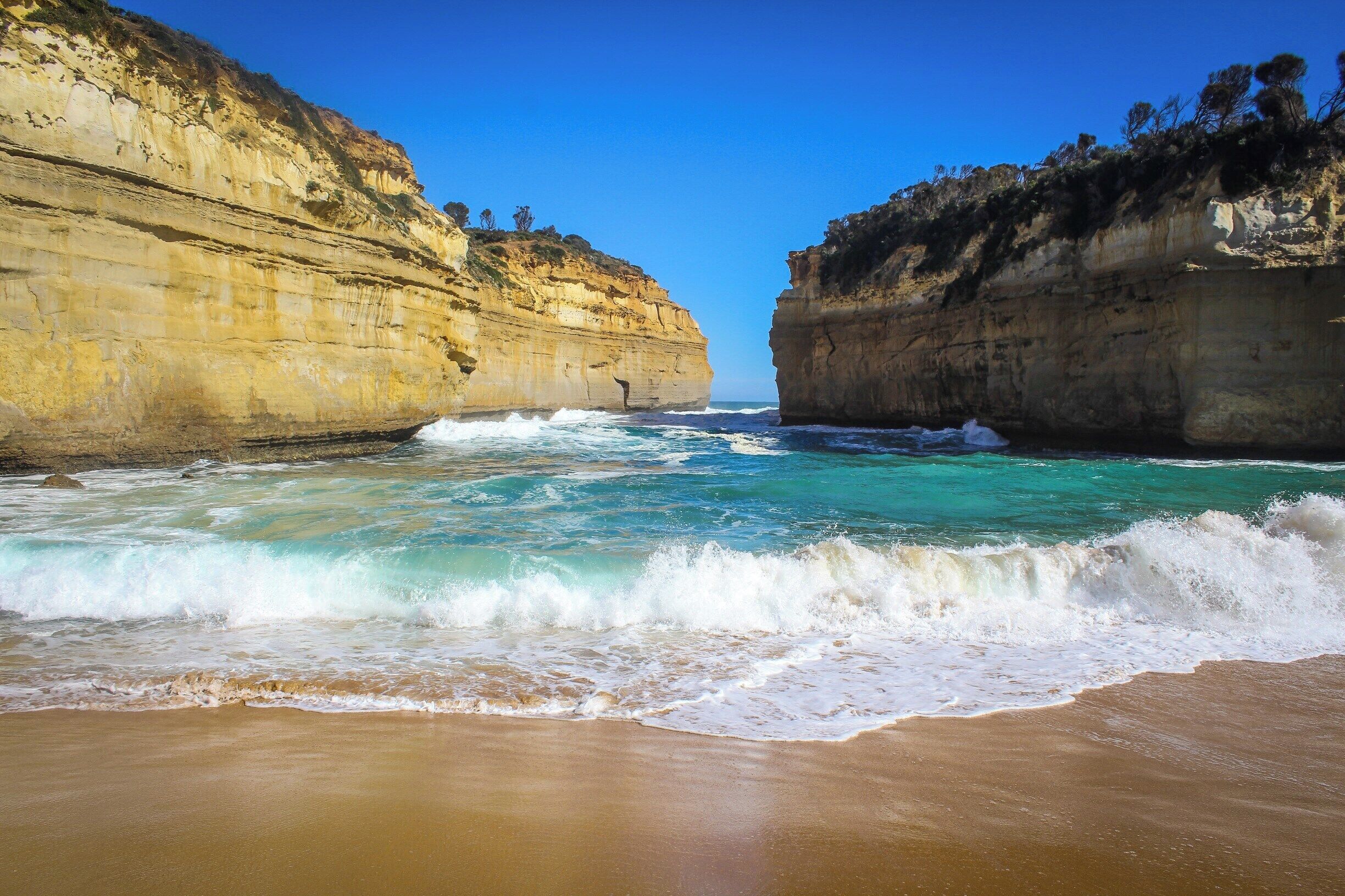 Waves crashing in Loch Ard Gorge on the beautiful Great Ocean Road. Great weather too! #lifeatexpedia