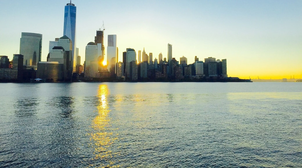 Another shot of the Financial District & World Trade Centre skyline in the late evening.