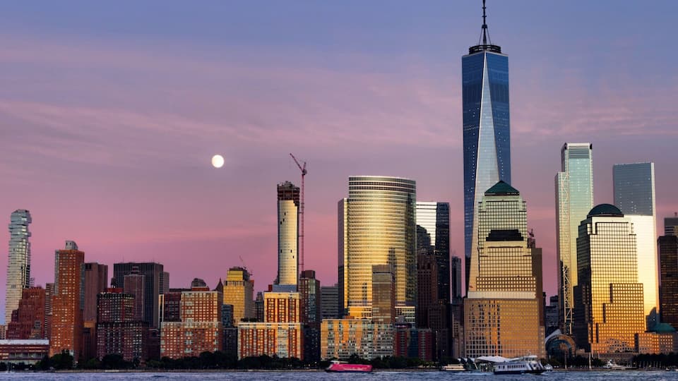 #urbanjungle shot this from the Jersey City water front. One of my favorite spots for sunset and blue hour since the golden light from sunset illuminates the city.