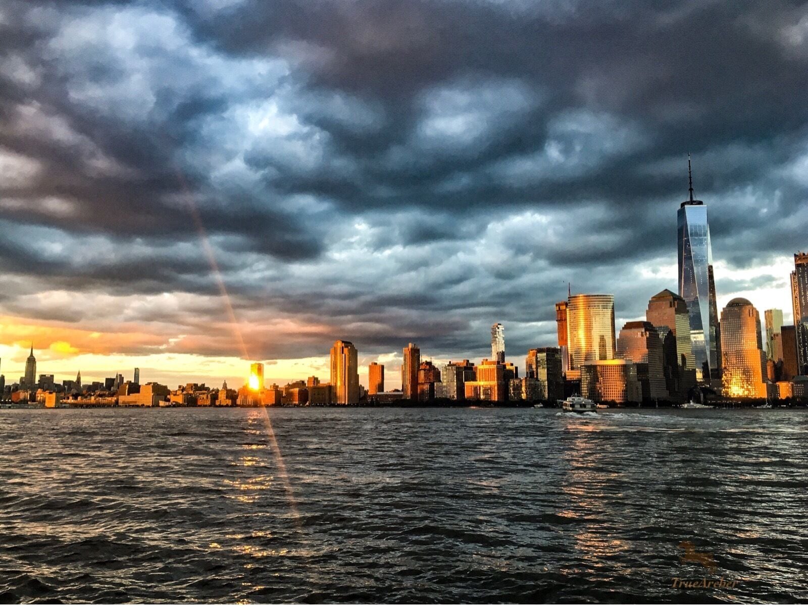 Some days you just want to tune out. Those are the best days to take your camera out and explore. But don't fret if it falls on a cloudy day, you might just find the sunset sifting through and bestowing a silver lining upon the clouds ⛅️ 🍀 

#newyork #jerseycity #nychotspots #iconicspots 