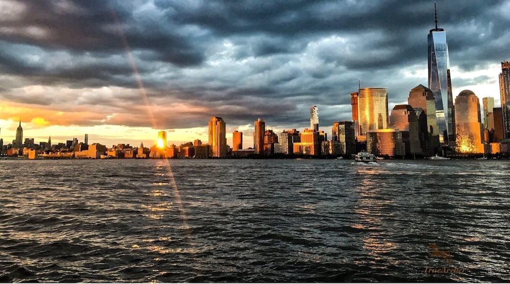 Some days you just want to tune out. Those are the best days to take your camera out and explore. But don't fret if it falls on a cloudy day, you might just find the sunset sifting through and bestowing a silver lining upon the clouds ⛅️ 🍀
#newyork #jerseycity #nychotspots #iconicspots