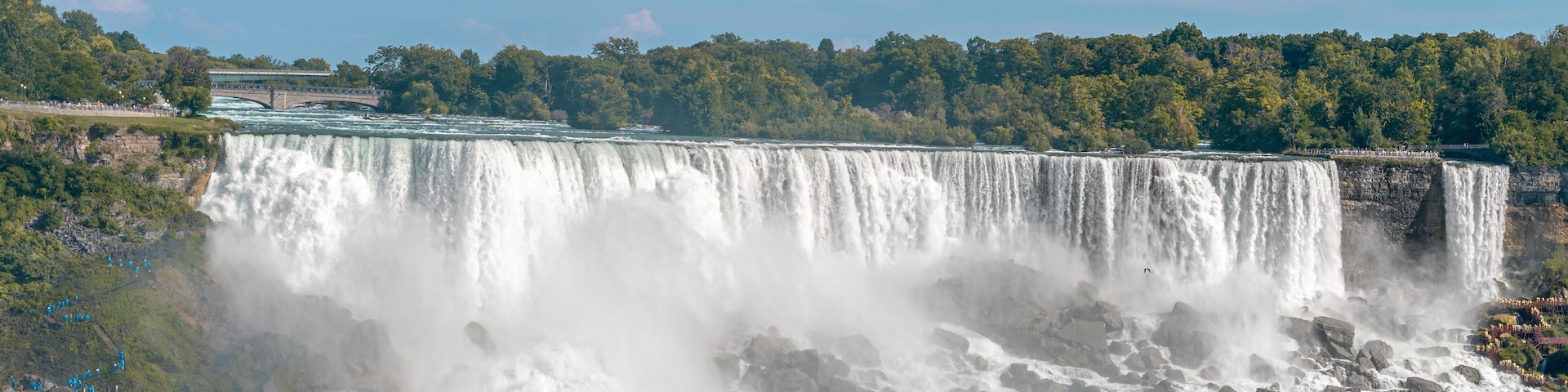 Una cascada imponente con una embarcación al frente.