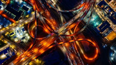 Vista aérea de um complexo entroncamento rodoviário, com múltiplas vias elevadas e rampas.