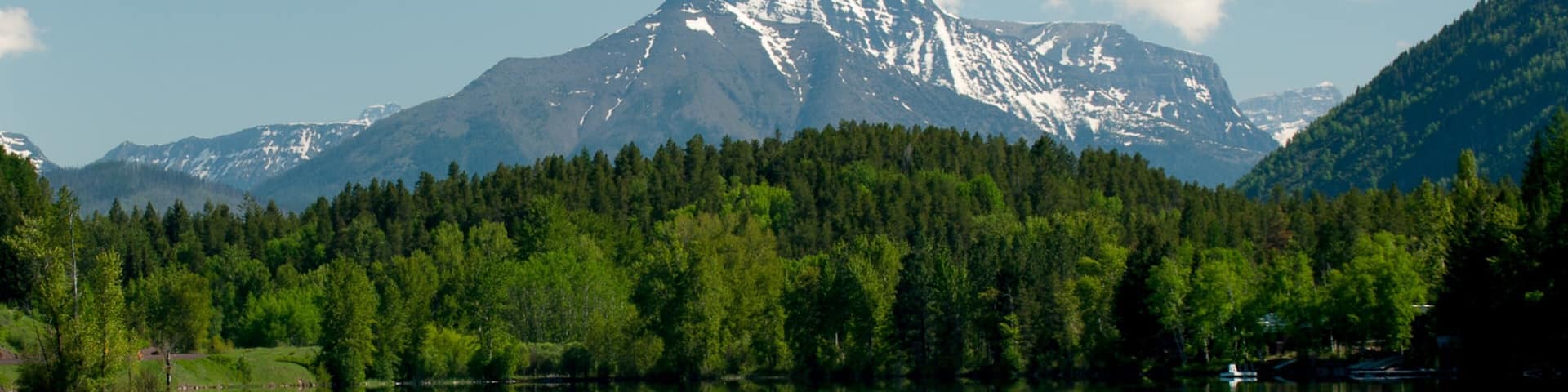 Bigfork som visar skogslandskap, berg och en sjö eller ett vattenhÄl