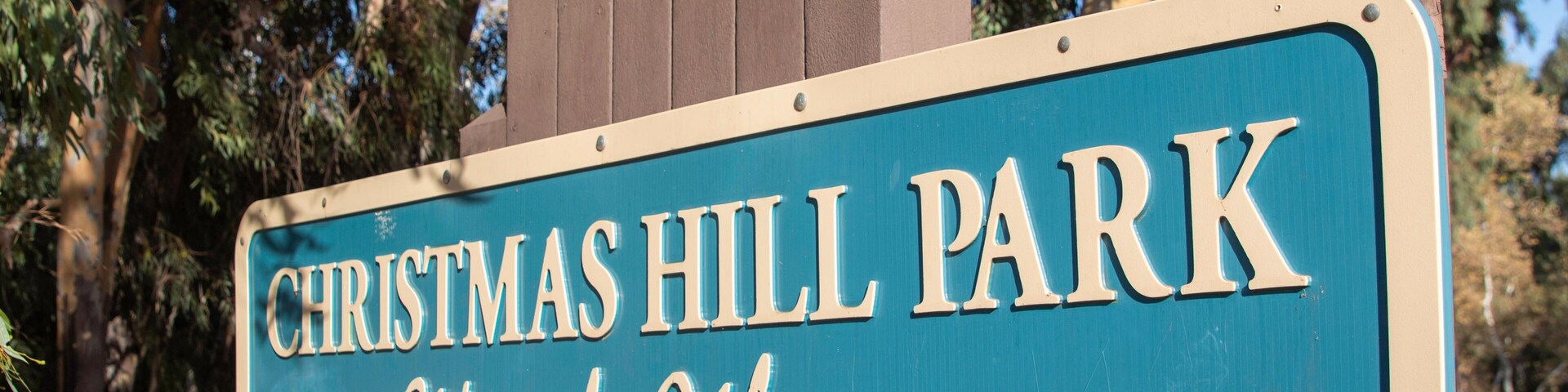 Placa indicando o Parque Christmas Hill em Gilroy.