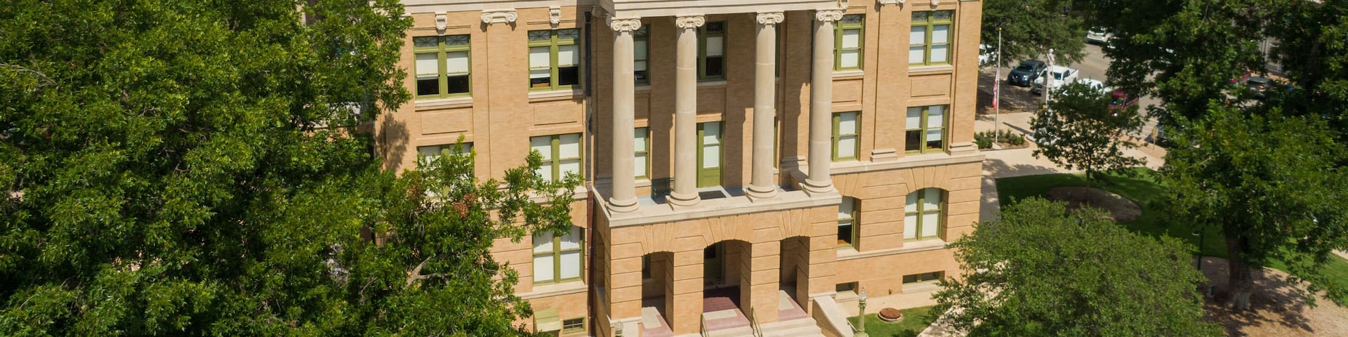 Georgetown showing heritage architecture and an administrative buidling