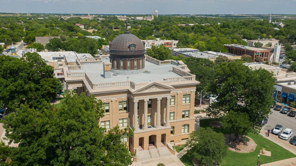 Georgetown showing an administrative buidling and landscape views