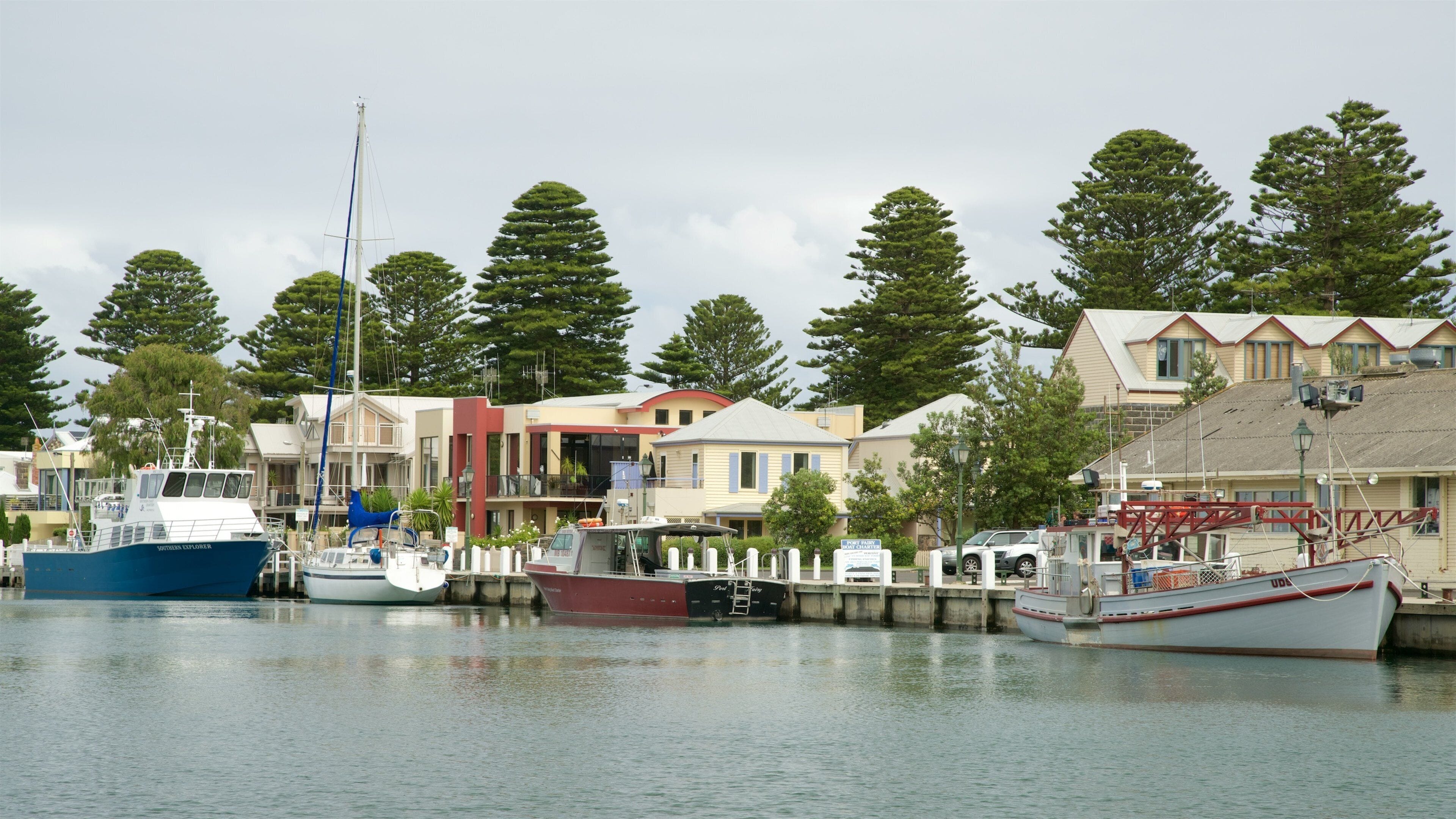Port Fairy showing a bay or harbor