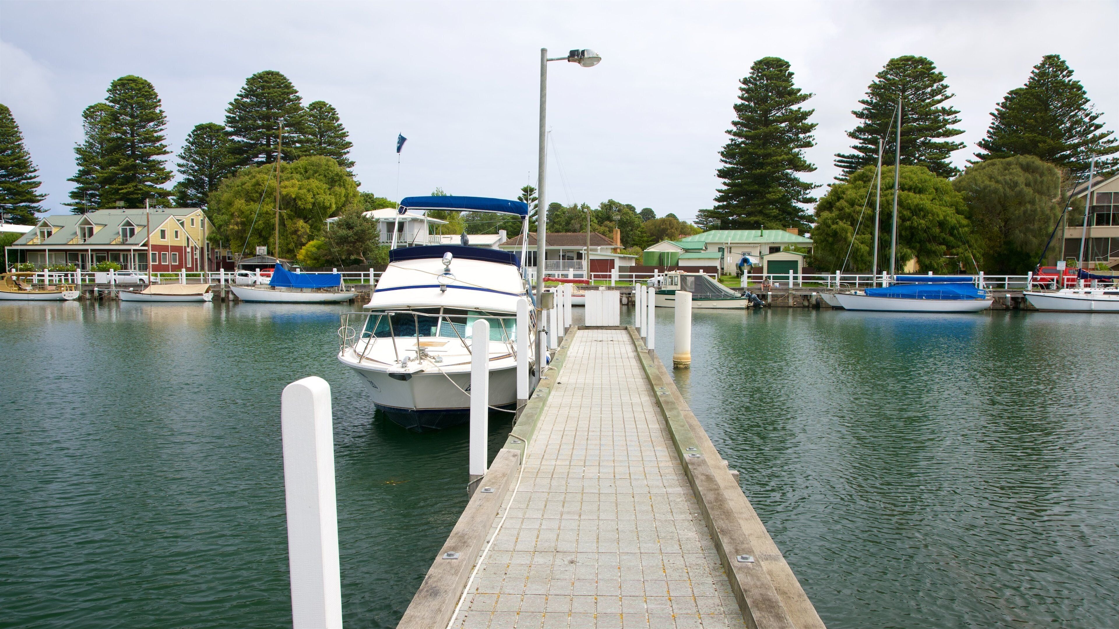 Port Fairy showing a bay or harbor