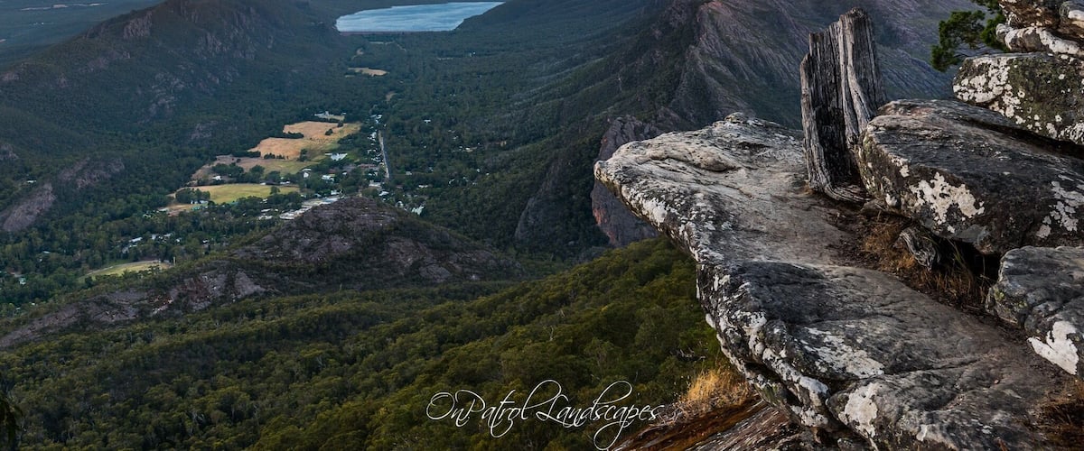 A beautiful location for sunrise or sunset views, and an easy walk from the car park, itâs definitely worth a stop!!