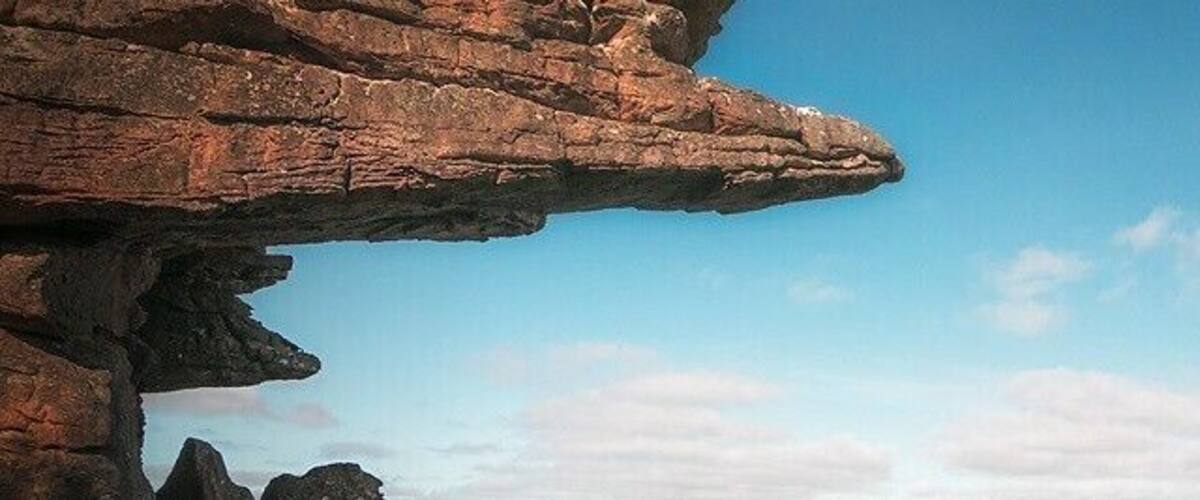 Una formación rocosa escarpada bajo un cielo despejado.