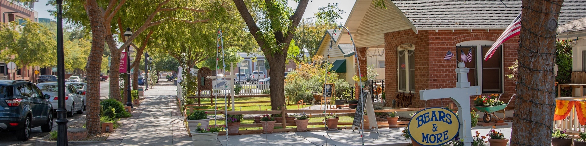 Glendale featuring a house and signage