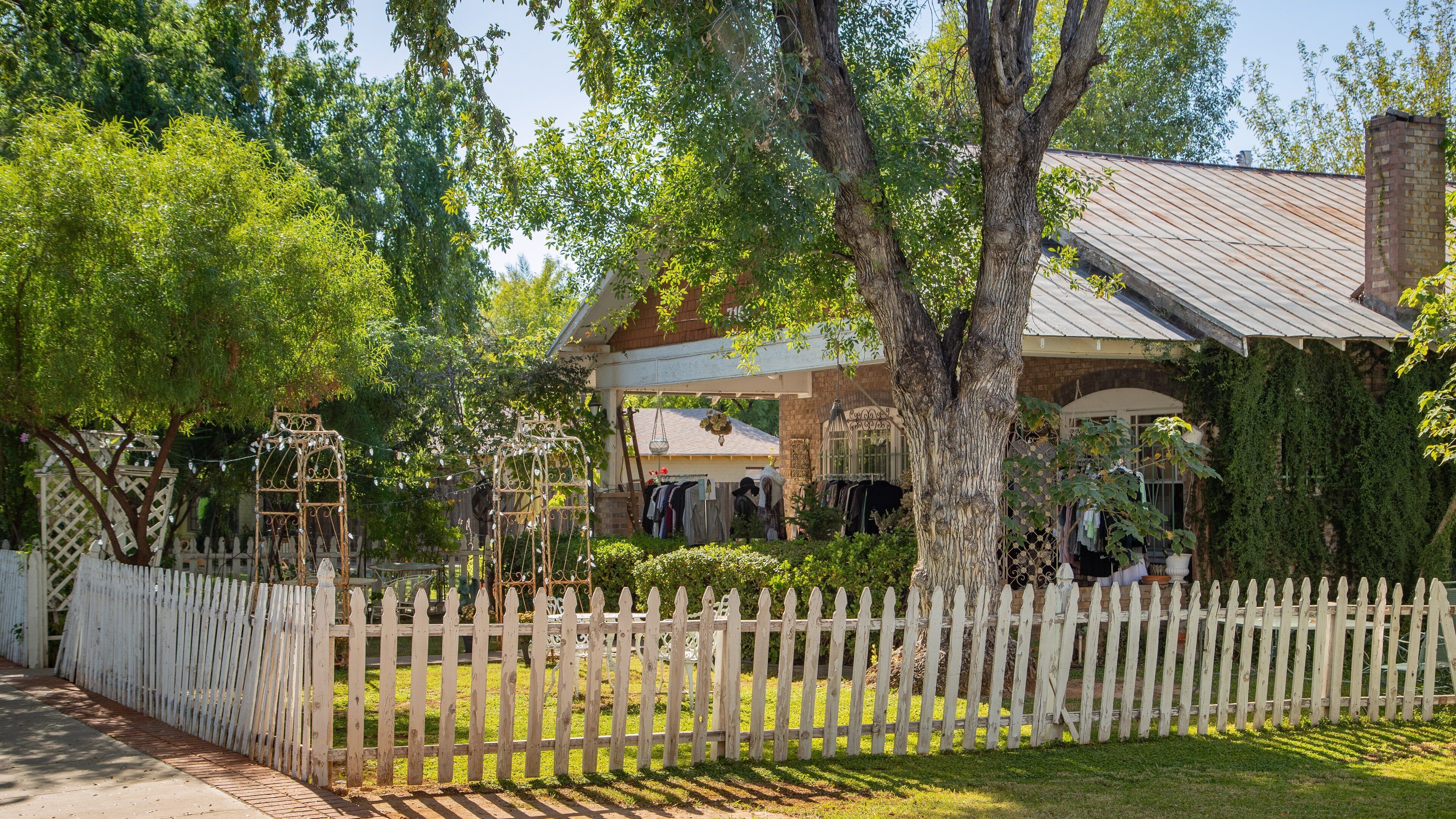 Glendale featuring a house