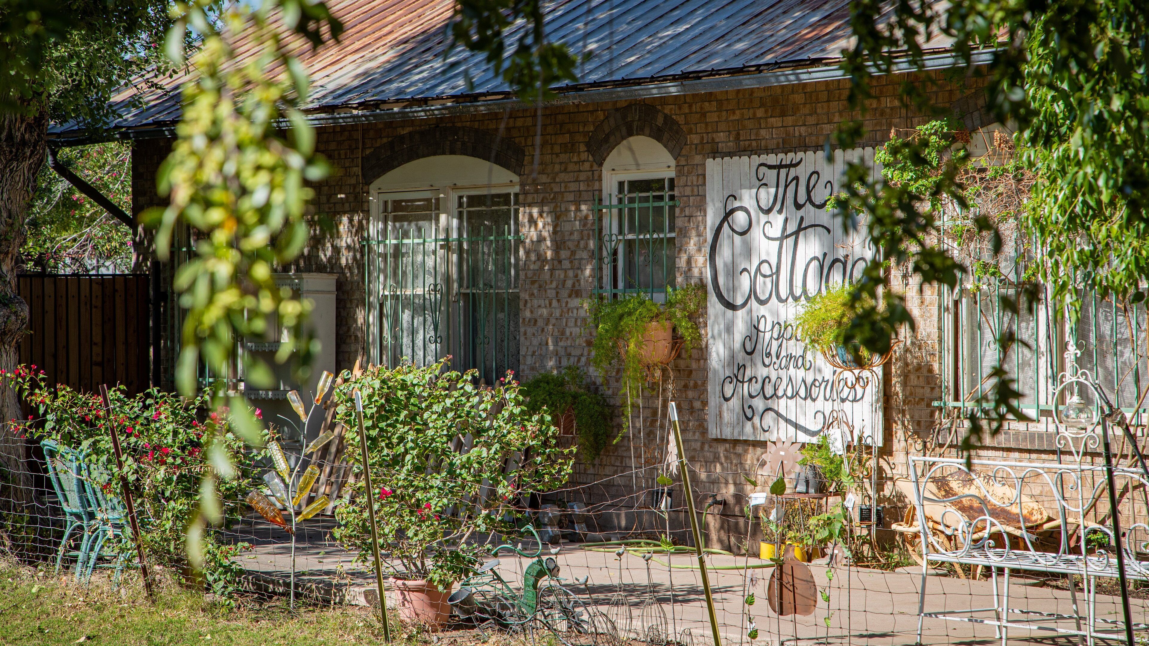 Glendale which includes signage