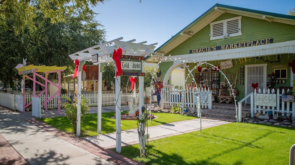 Glendale featuring a house