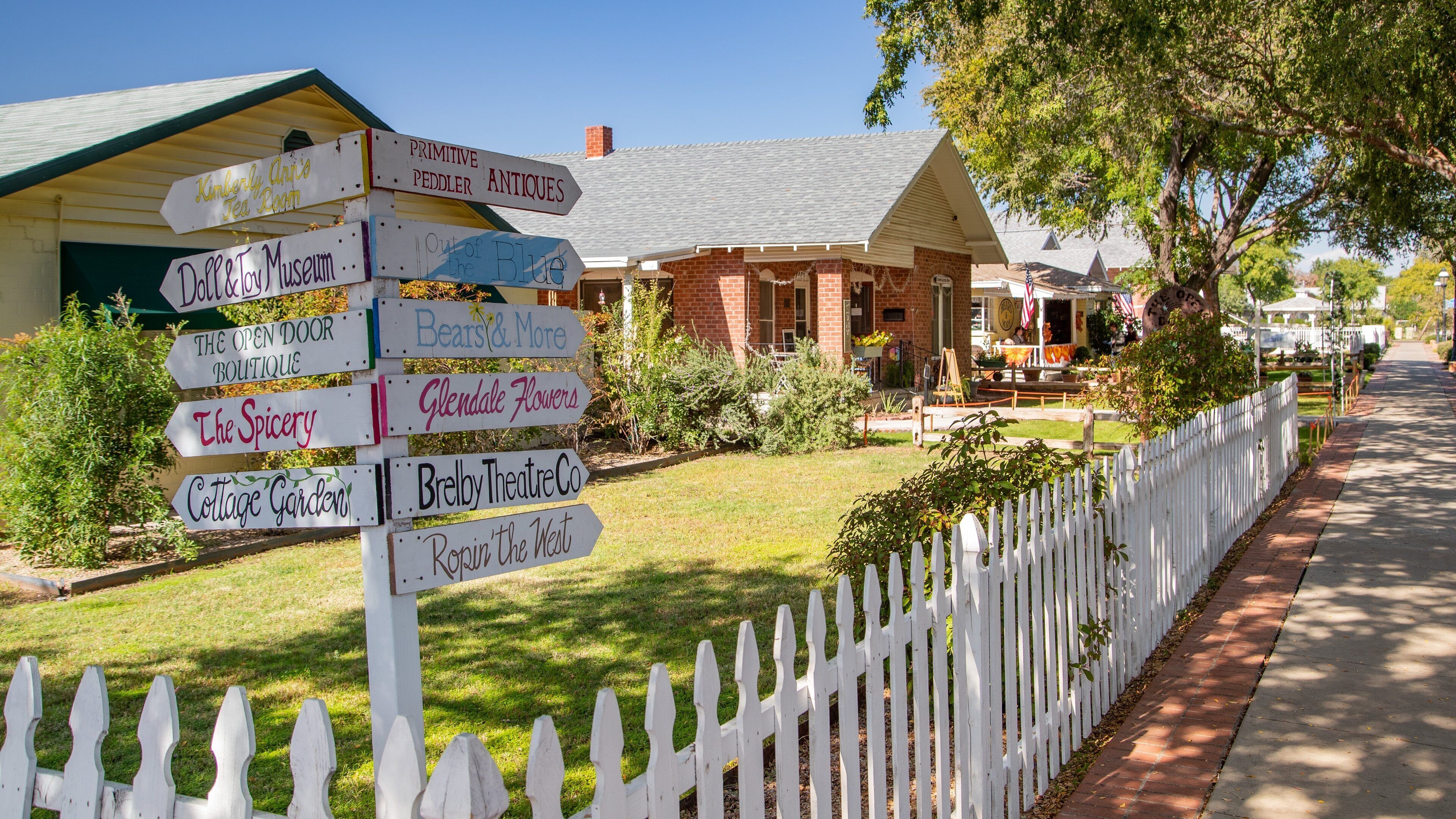 Glendale showing a house and signage