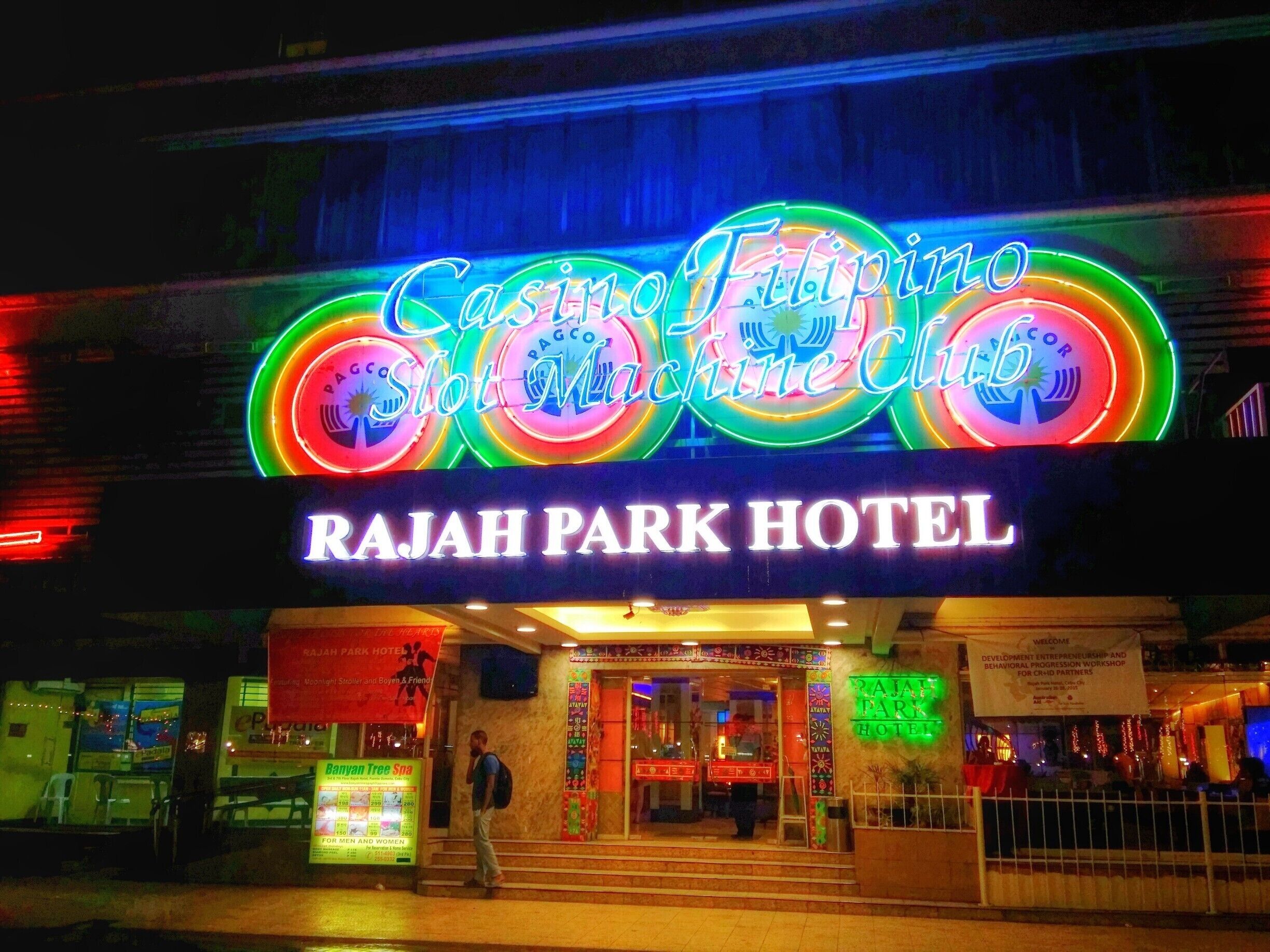 Hotel Rajah Park, com um letreiro de neon anunciando o Casino Slot Machine Club.
