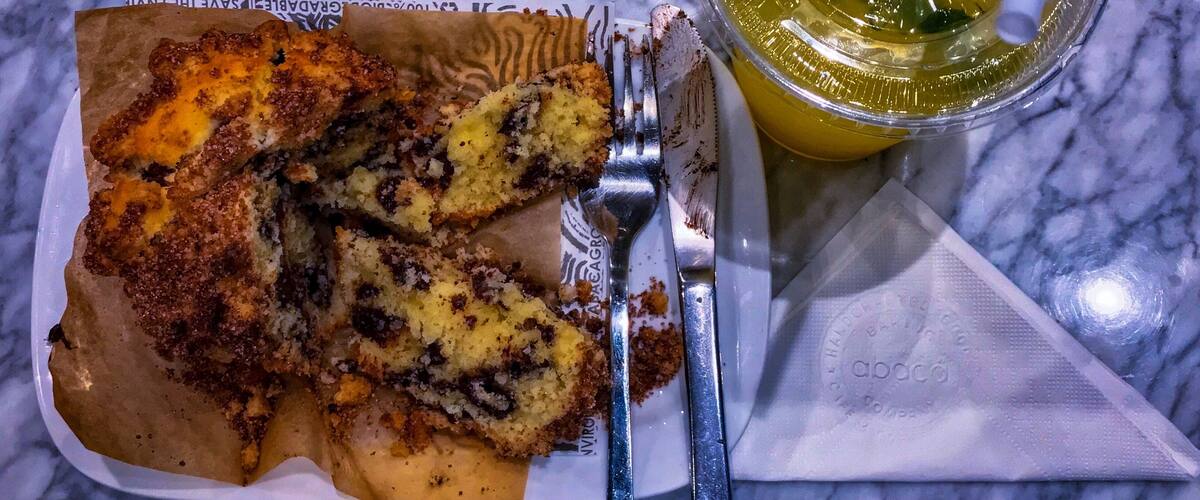 I am a fan of cafés that are open 24hrs... and today, my happy feet brought me to Abaca Baking Company or what they fondly call as ABC 😊
Here I have their daily muffin, an option of chocolate or blueberry - whichever is available on that day, and paired it with cold Calamansi Juice which is the Filipino version of lemonade. Weather this week hasn’t been great and am hoping the drink will help my immune system 😁 with my book to keep me company, I’m all good tonight.
#TroverFoodies #ginnysjournal