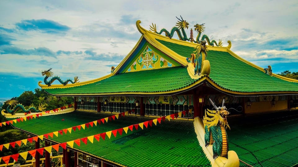 i remember it being a very long day. we just got off the cab and i was too tired to hike up the temple, but then i saw this. i was astounded. i was a bit regretful of the fact that i only had a few minutes to spend here. i'll come back here soon!
#cebu #philippines #temple #beautiful #travel